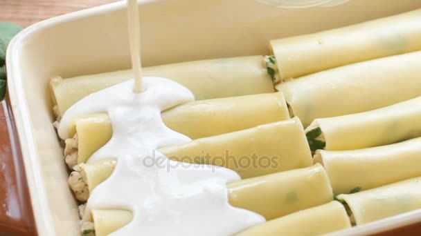 Kuřecí závitky těstoviny Cannelloni . — Stock video