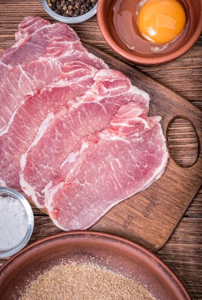 Rauw varkensvlees schnitzel met de ingrediënten . — Stockfoto