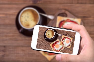 Kırmızı biber ve fırında yumurta galettes ve kahve.