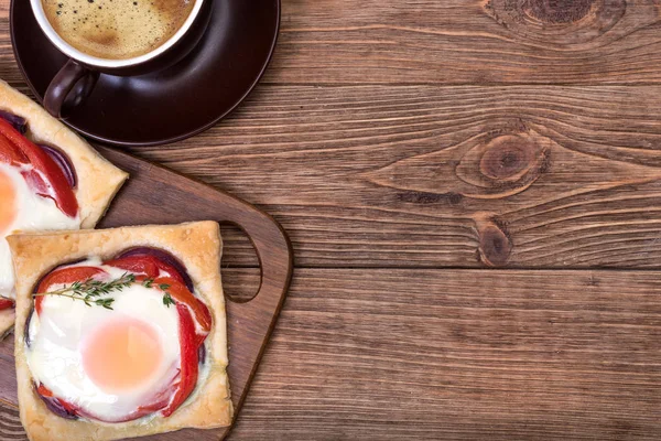 Rode peper en gebakken ei galetten en kopje koffie. — Stockfoto