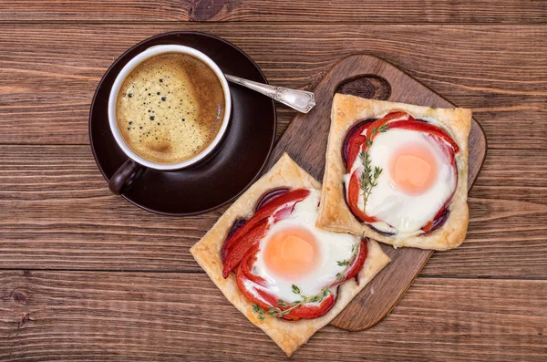 一杯のコーヒーとたまご焼きガレット赤唐辛子. — ストック写真