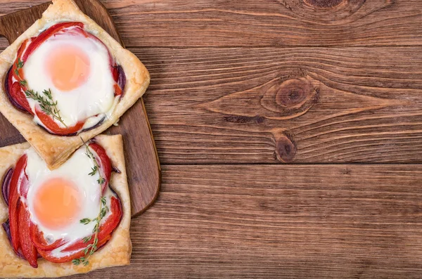 Red pepper and baked egg galettes . — Stock Photo, Image
