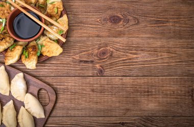 Ev yapımı potstickers soya sosu ile hicken.