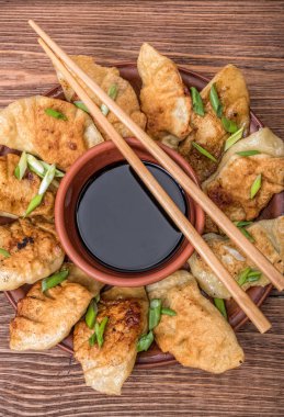 Ev yapımı potstickers soya sosu ile hicken.