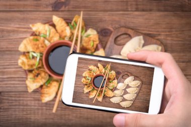 Ev yapımı potstickers soya sosu ile hicken.