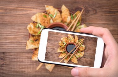 Ev yapımı potstickers soya sosu ile hicken.