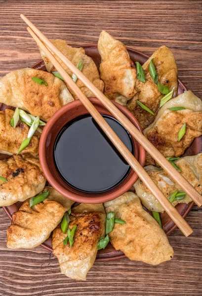 Homemade hicken potstickers with soy sauce. — Stock Photo, Image