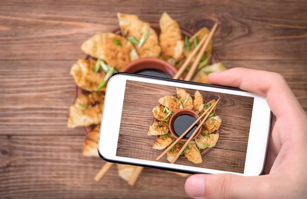 Homemade hicken potstickers with soy sauce. — Stock Photo, Image