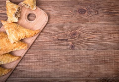 Üçgen etli turtalar ahşap tahta üzerinde .