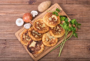 Patatesli çörek mashrooms ile doldurulmuş.