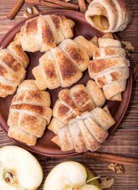 Ev yapımı taze kruvasanlar apple ile.