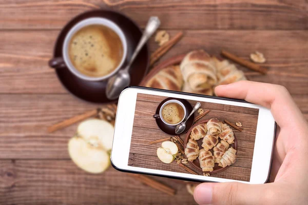 Croissants caseiros frescos com maçã e xícara de café . — Fotografia de Stock