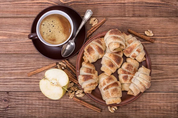 Frische hausgemachte Croissants mit Apfel und Tasse Kaffee. — Stockfoto