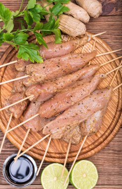 Tay çiğ tavuk satay . 