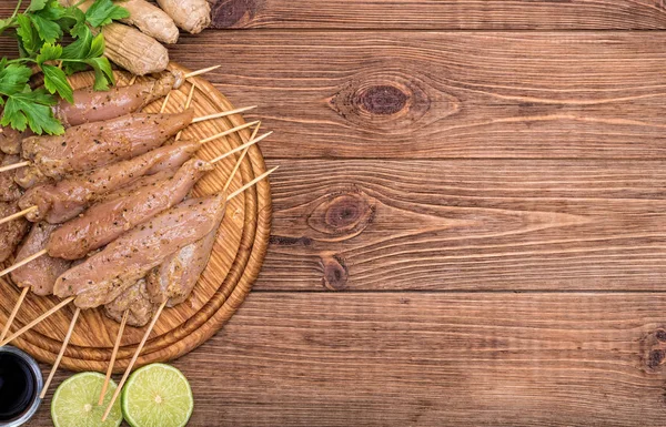 Tay çiğ tavuk satay . 