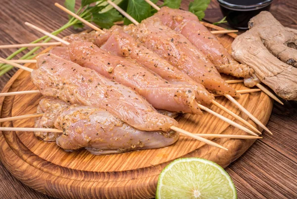 Satay de poulet cru thaïlandais  . — Photo