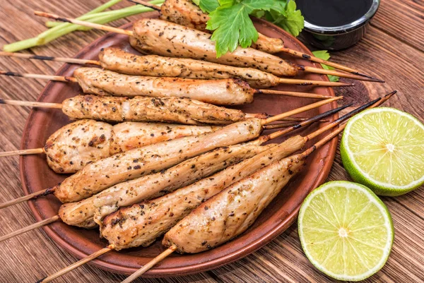 Satay di pollo tailandese. Concetto di cottura . — Foto Stock