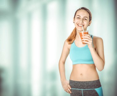 Genç kadın içki taze sağlıklı güler yüzlü çalışmadan sonra.