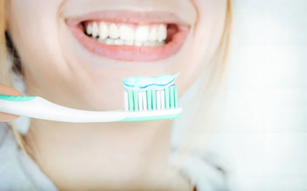 Feliz joven mujer cepillarse los dientes . —  Fotos de Stock