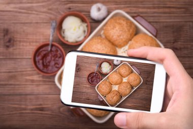 Eller fotoğraf tavuk peynir sürgü smartphone ile alarak.