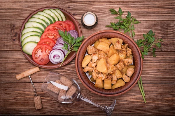 Mięso duszone z ziemniakami w misce na podłoże drewniane. — Zdjęcie stockowe