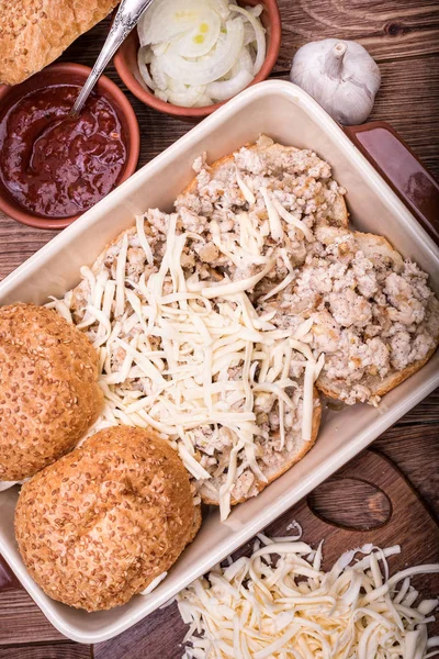 Controles deslizantes de queijo de frango. Conceito de cozinhar  . — Fotografia de Stock