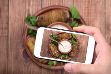 Plaka üzerinde soslu fırında patates .