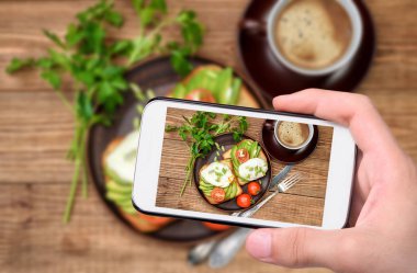 Avokado ve haşlanmış yumurta sandviç. Kahvaltı .