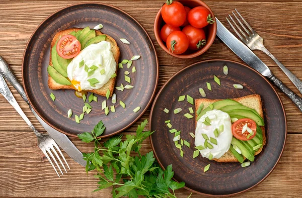 Sandwich with avocado and poached egg. — Stock Photo, Image