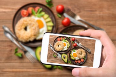 Avokado ve ahşap arka plan üzerinde yumurta simit.