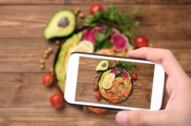 Balık ile karışık sebze ve avokado.