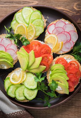 Lezzetli simit sandviç sebze ve peynir ile.