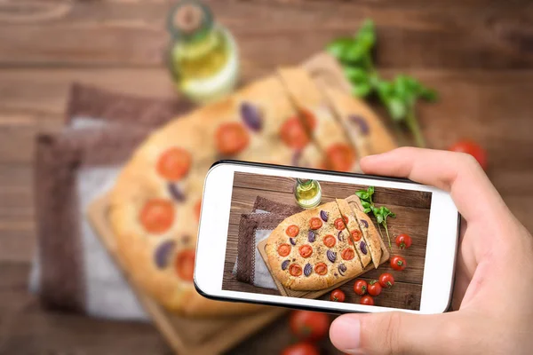 Focaccia com cebola caramelizada e tomate. Pão . — Fotografia de Stock