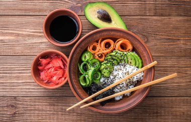 Suşi kase deniz yosunu, avokado, turp, salatalık ve siyah susam.