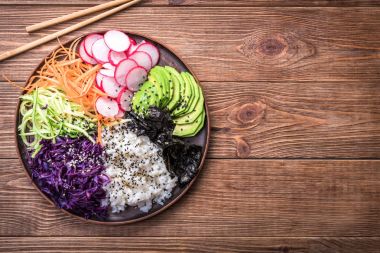 Deniz yosunu, avokado, turp, salatalık, havuç, kırmızı lahana ve siyah susam ile suşi kase.