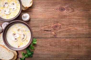 Rustik ahşap arka plan üzerinde mantar çorbası .