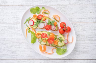 Vejetaryen sandviç Avokado salatası ile.