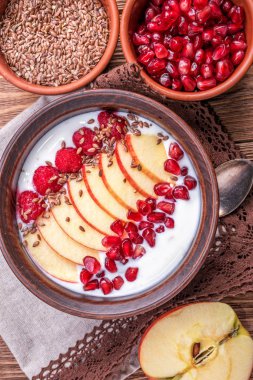 Muz, kivi, ahududu, garnet ve keten tohumu ile yoğurt .
