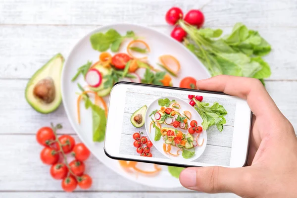 Sanduíche Vegan com salada de abacate . — Fotografia de Stock