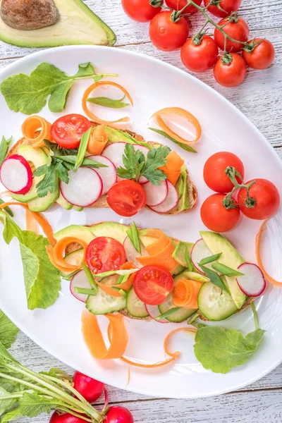 Vejetaryen sandviç Avokado salatası ile. — Stok fotoğraf