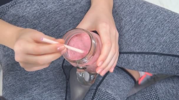Ung kvinna dricka färsk hälsosam smoothie efter träning. — Stockvideo