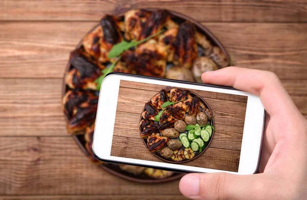 Chicken wings with baked potatoes on wooden background. — Stock Photo, Image