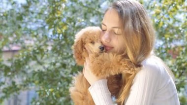 Genç kız arkadaşım köpeğini öpüşme .