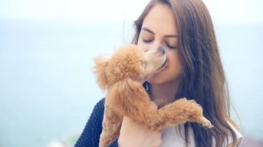 Açık onun köpek ile genç kız . 