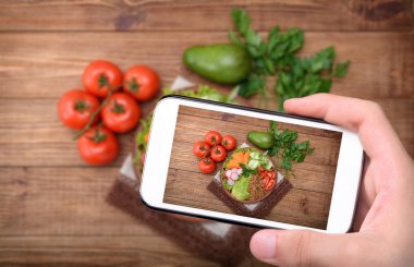 Buda Quinoa kase bir ahşap masa üzerinde karışık sebze.