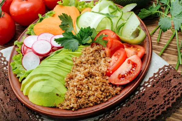 Buddha Quinoa mísa míchaná zelenina na dřevěný stůl. — Stock fotografie