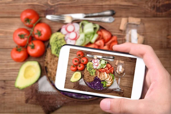 Здоровый салат миска с киноа, курица, авокадо и овощи на деревянном фоне  . — стоковое фото
