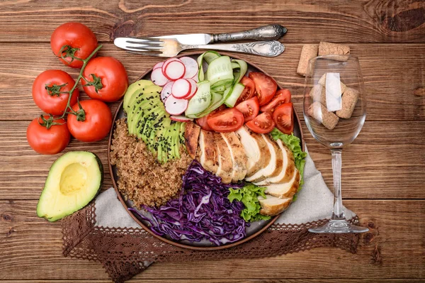 Saladeira saudável com quinoa, frango, abacate e legumes — Fotografia de Stock