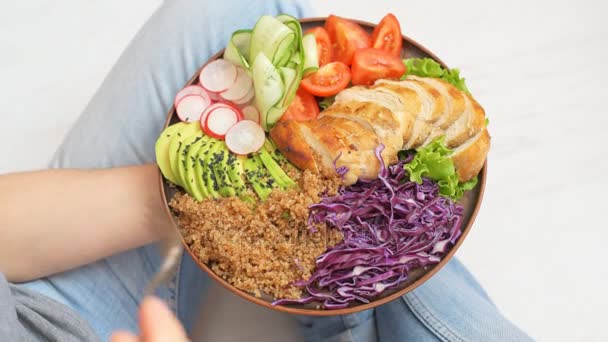 Jonge vrouw is het eten van een gezonde salade. — Stockvideo