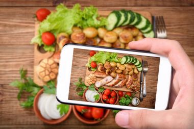 Izgara sosis ve sebze ahşap tahta üzerinde.